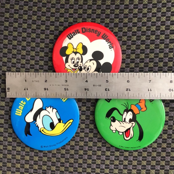 Vintage Walt Disney World Button Set - 1980s Pins - Donald Goofy Mickey Minnie - Picture 2 of 3